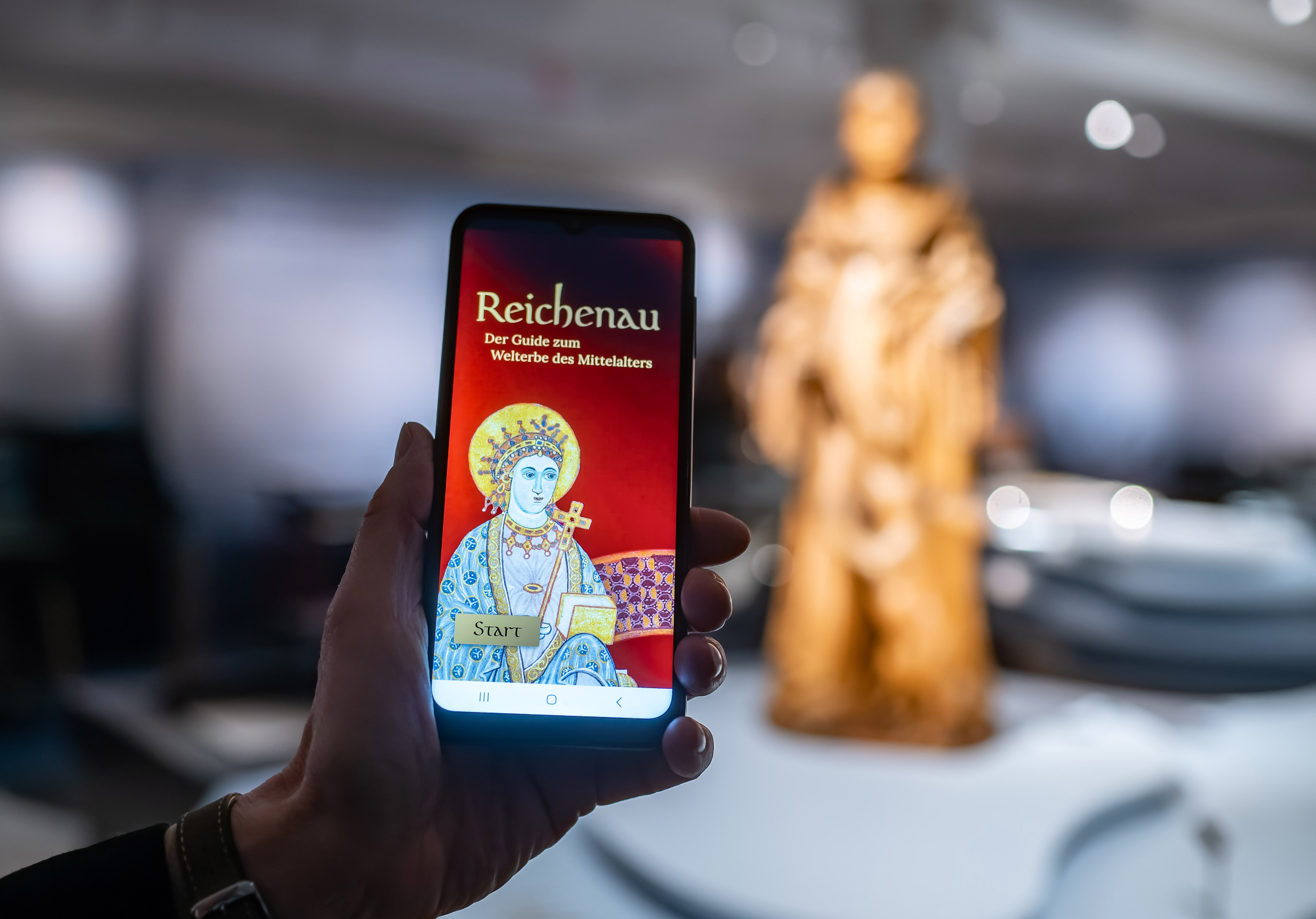 Smartphone mit der App "Reichenau - Der Guide zum Welterbe des Mittelalters"